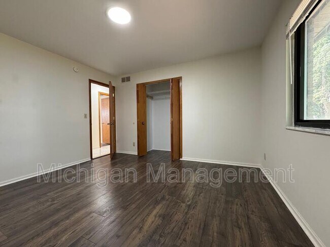 Building Photo - 40250 Pinetree Dr