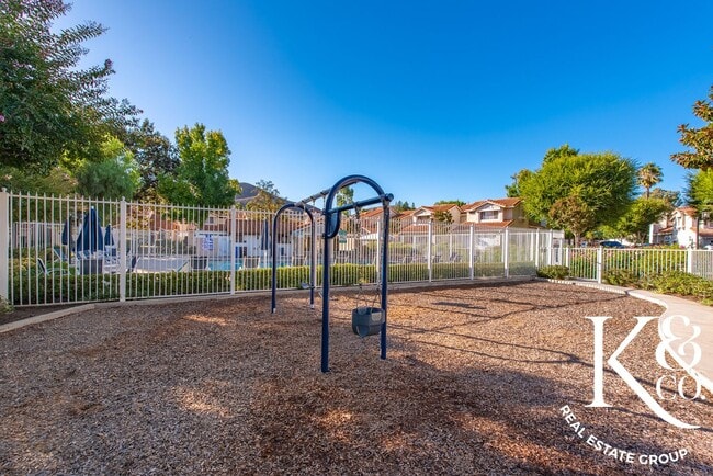 Building Photo - Relaxed Living in Oak Park with All the Up...