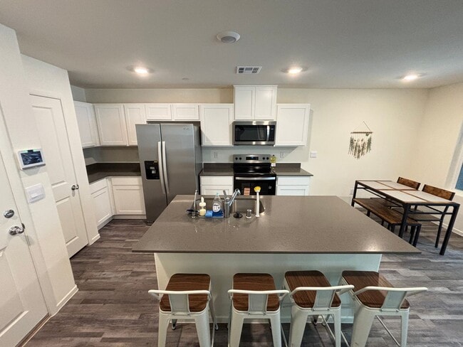 Building Photo - Charming 3Bed/2.5Bath/2Car Townhouse located in Northwest Las Vegas - Make the Move for Less: $30...