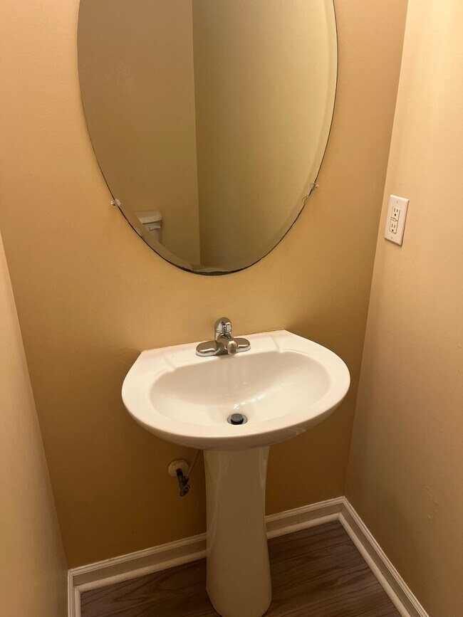 Building Photo - 7983 Shadow Oak Dr