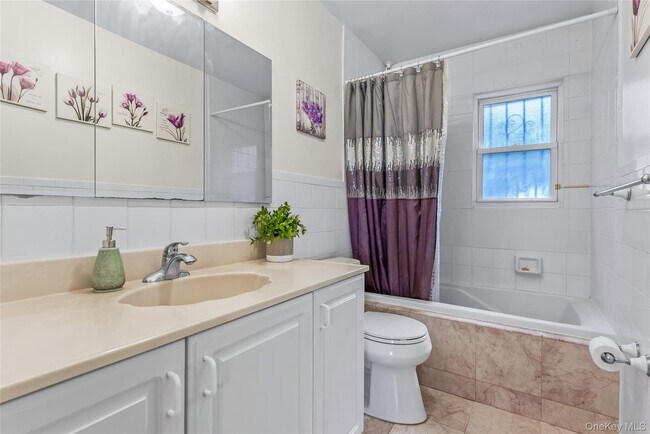 Building Photo - 45 21 Iris Ln