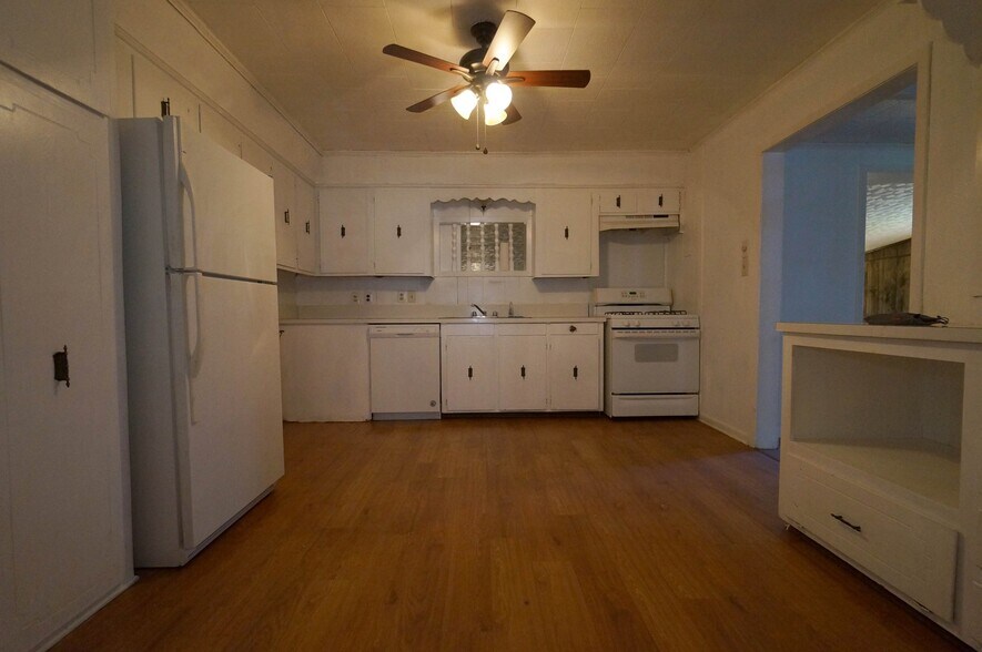 Building Photo - 301 Hillside St