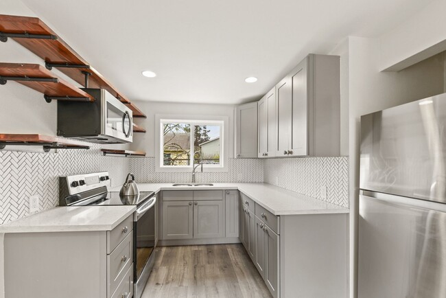 Building Photo - Charming 4 Bedroom 2 Bath single family house in Columbia City