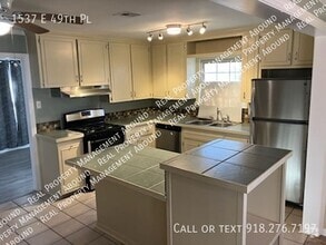 Building Photo - 1537 E 49th Pl