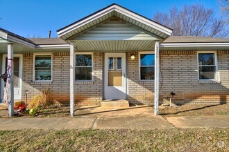 Building Photo - Charming 2-Bedroom Home with Fenced Backya...