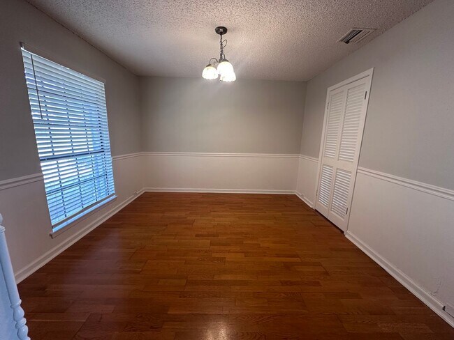 Building Photo - BEAUTIFUL WOOD FLOORING IN THIS 3 BR IN FO...