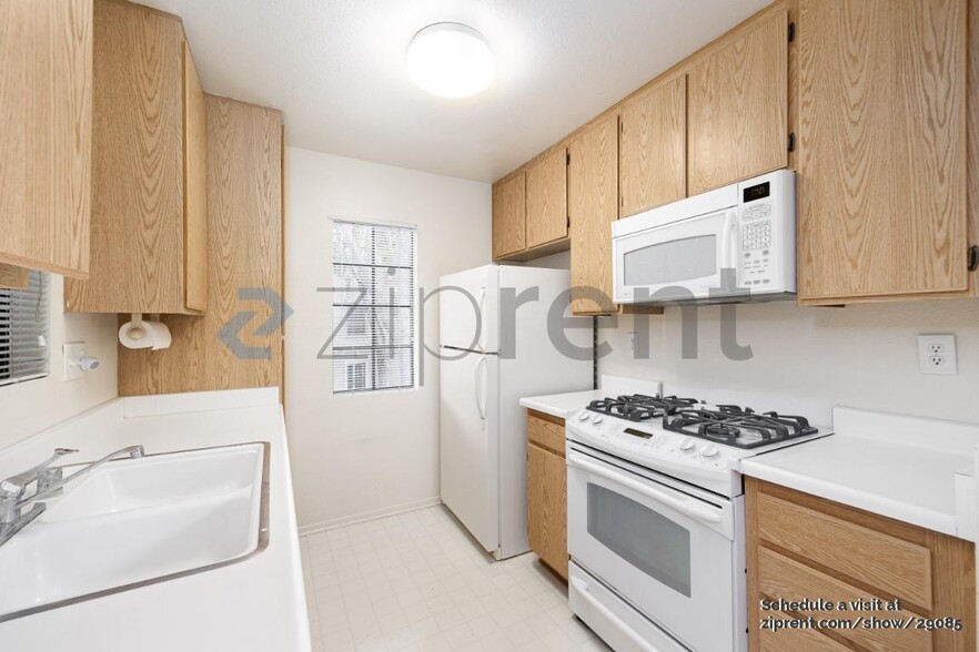 Building Photo - 10347 Azuaga St