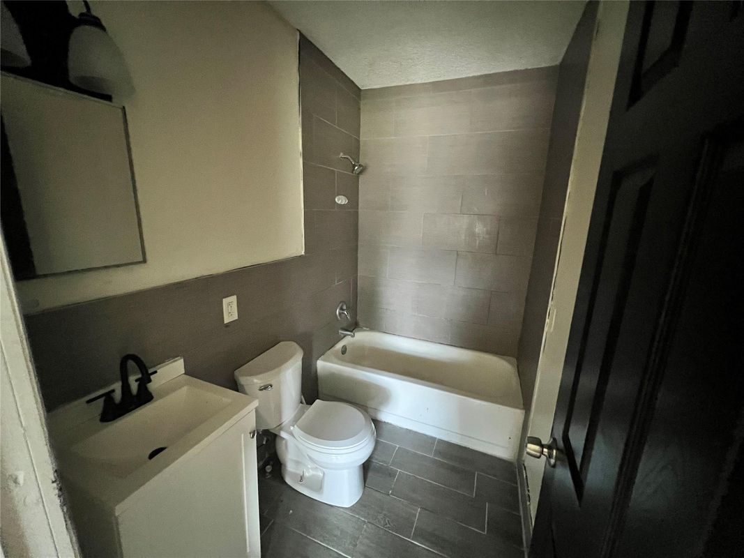 Building Photo - 347 SE 6th St