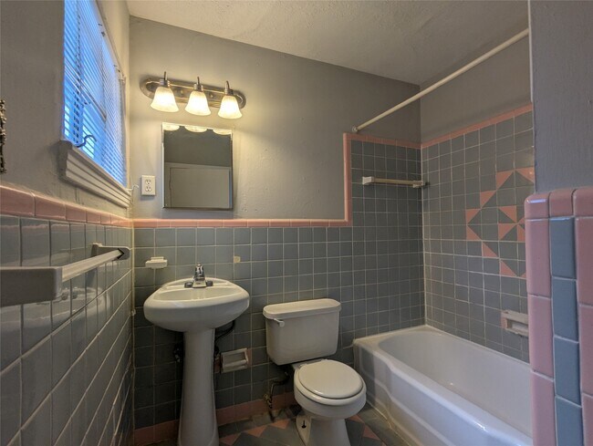 Building Photo - 322 W 27th St