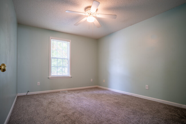 Building Photo - 243 Dullis Cir