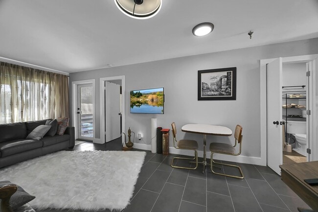 Building Photo - 203 Lake Carol Dr