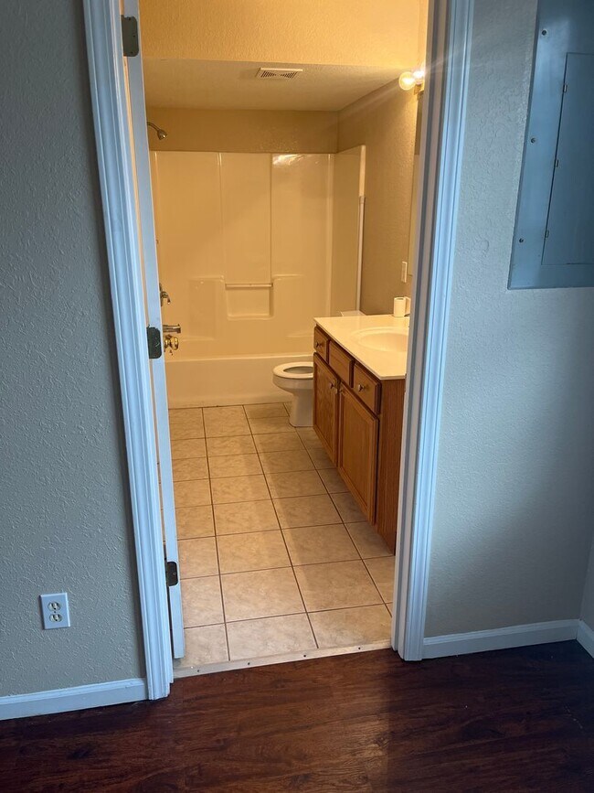 Building Photo - 725 Demaret Dr