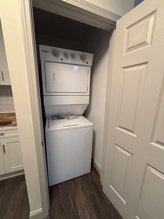 Building Photo - Freshly Renovated 3-Bed, 2-Bath Home Just ...
