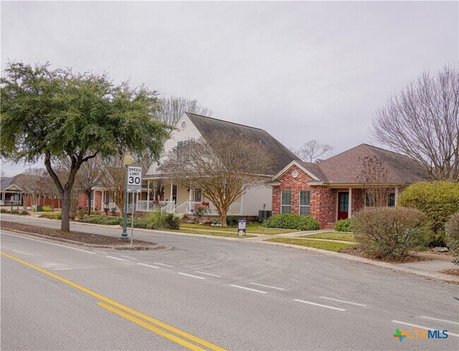 Building Photo - 1651 Hanz Dr