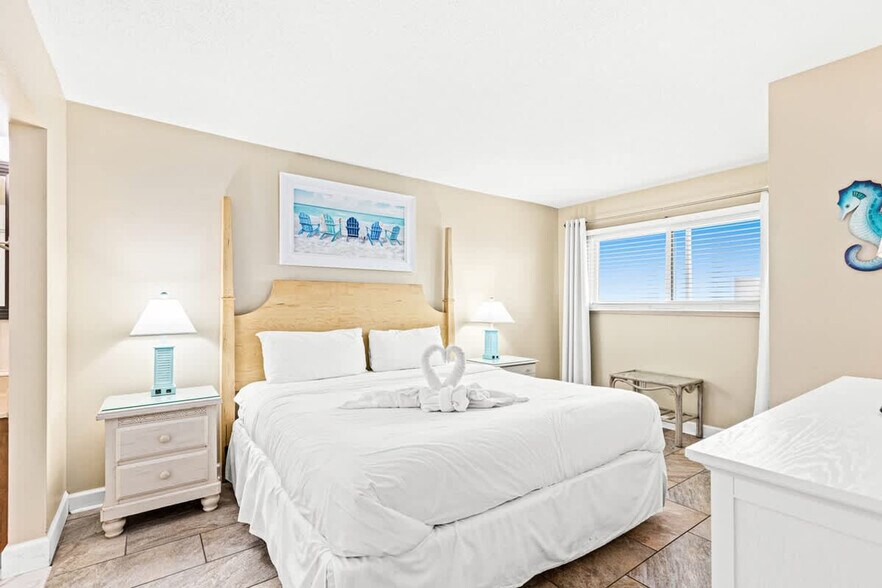 Building Photo - 8743 Thomas Dr