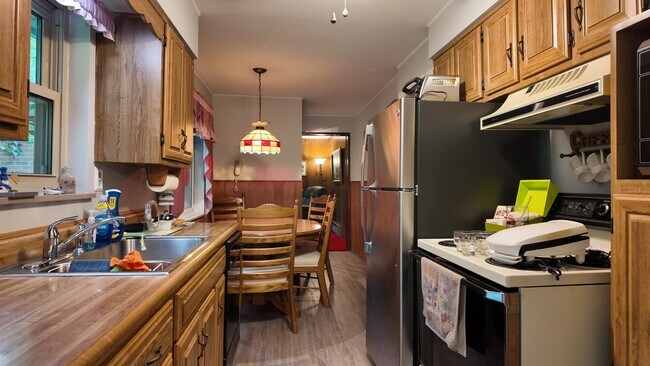 Building Photo - Charming 3-Bed Madeira Schools Home