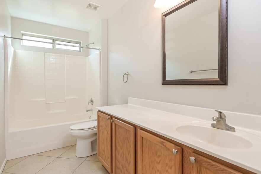 Building Photo - 641 W Emerald Key Dr