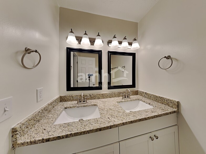 Building Photo - 7037 Crescent Boat Ln