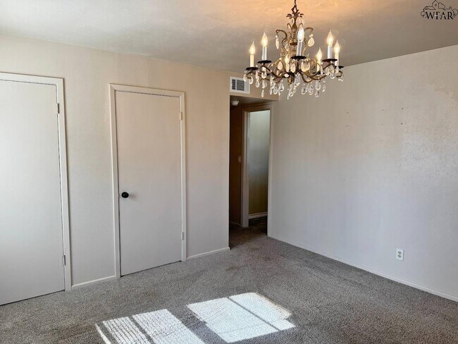 Building Photo - 1408 Normandy Dr