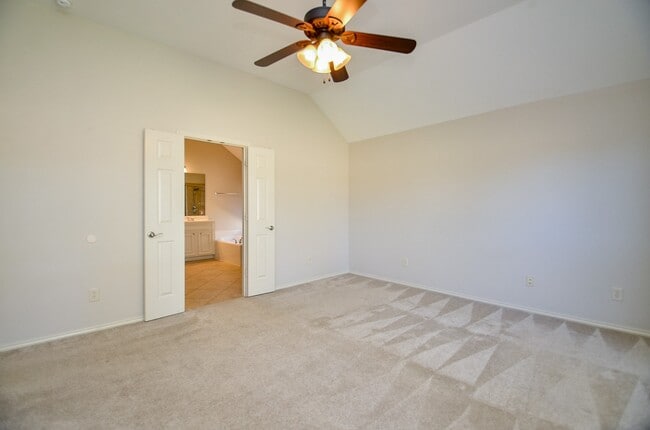 Building Photo - 26006 Palmdale Estate Dr