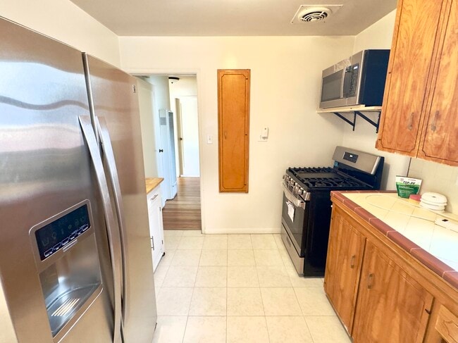 Building Photo - 1914 S Tremont St