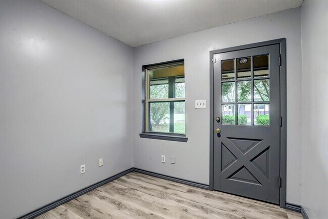 Building Photo - 10407 Fairview Dr
