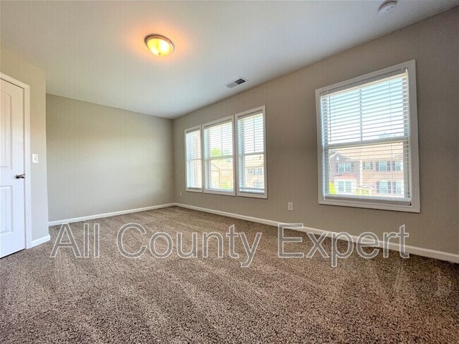 Building Photo - 912 Rose Way
