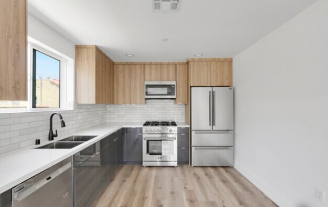 Building Photo - Newer Townhouse Available!