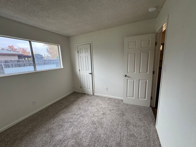 Building Photo - 4 bed 2 bath in Merced available now