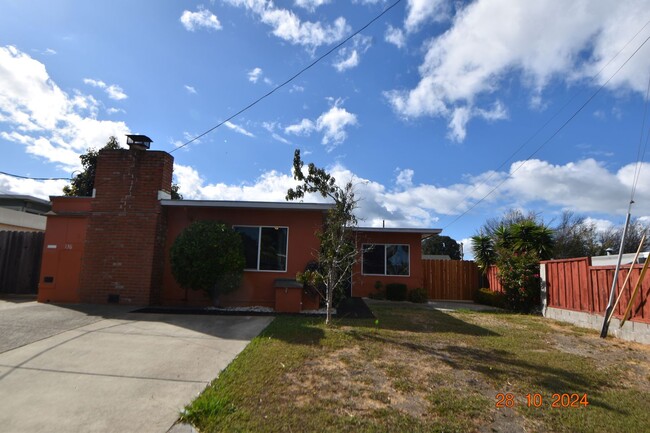 Building Photo - 4 Bedroom Home with Private Spacious Backy...