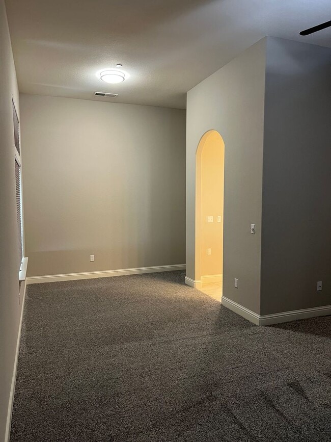 Building Photo - Beautiful Family Home