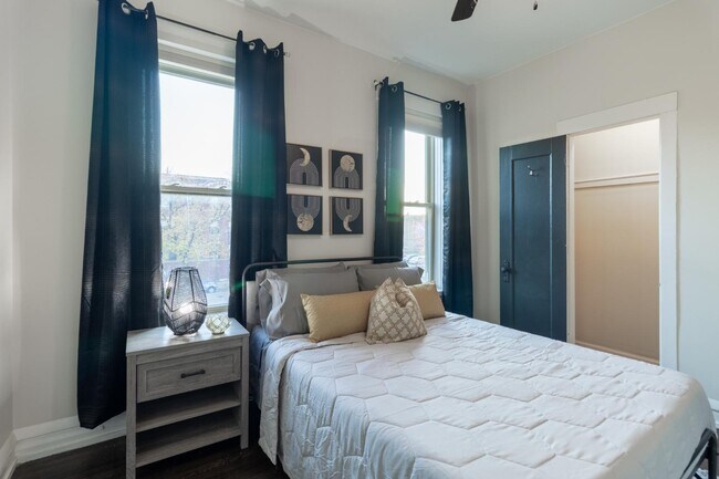 Building Photo - 5536 S King Dr