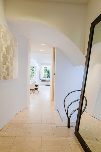 Building Photo - 323 E 51st St