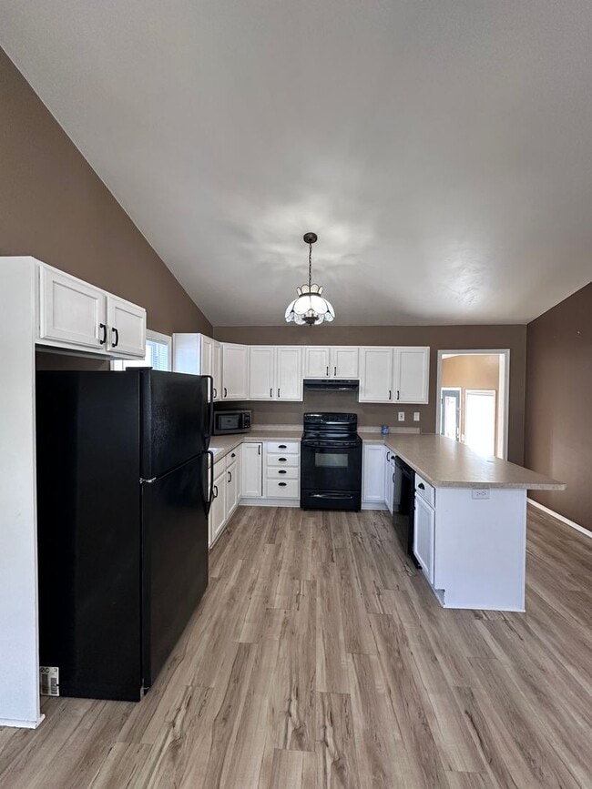 Building Photo - UPDATED 3 BR/1 BATH CENTRALLY LOCATED IN GREEN BAY