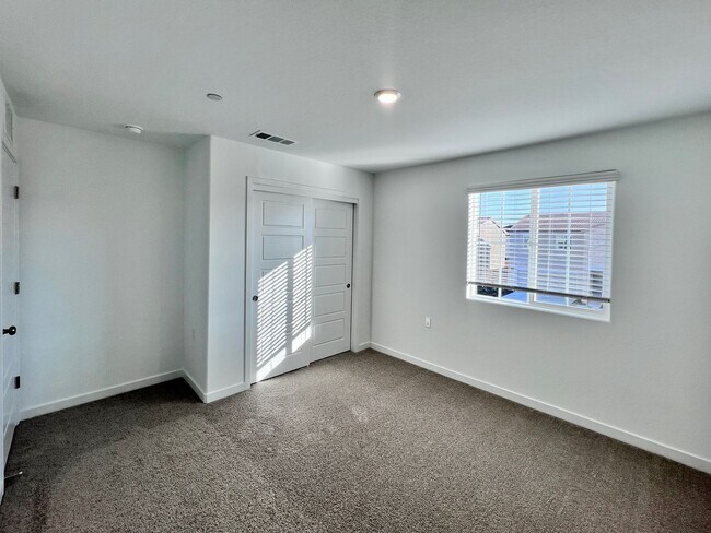 Building Photo - $3,500 Ashlan & Highland, 5 Bedroom House ...