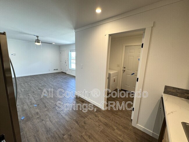 Building Photo - 690 E Hahns Peak Ave