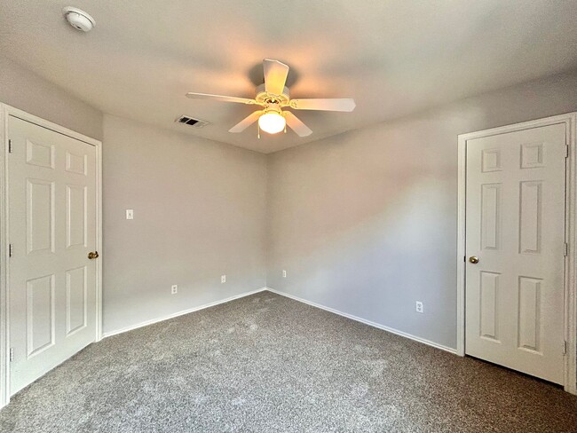 Building Photo - Charming 3BR/2BA Two-Level Home with Cover...