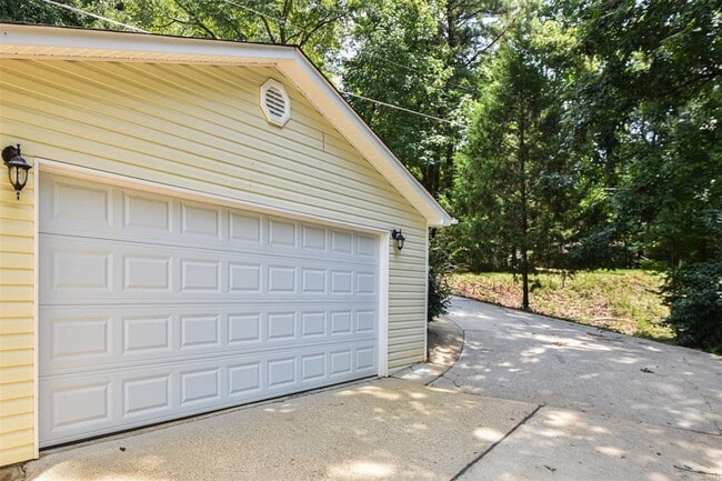 Building Photo - 555 Shady Acres Rd