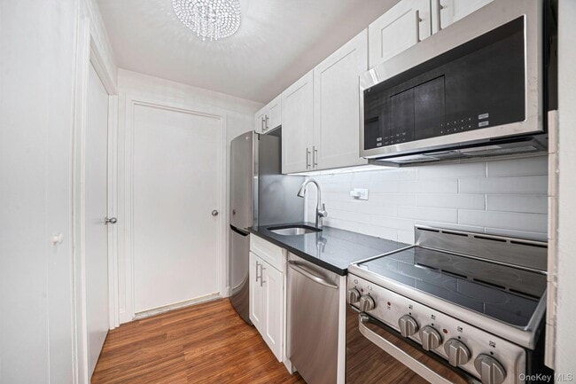 Building Photo - 150 W 51st St