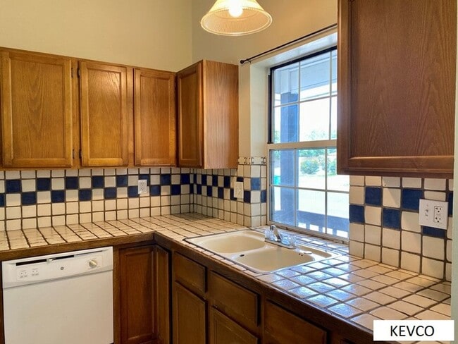 Building Photo - Fantastic Single Family Home, Ready to Make Home!