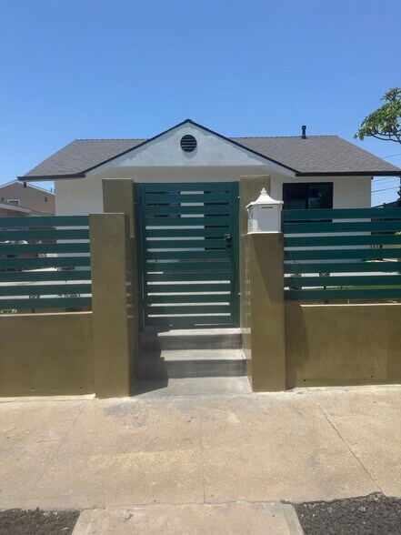 Building Photo - 1121 La Puerta St