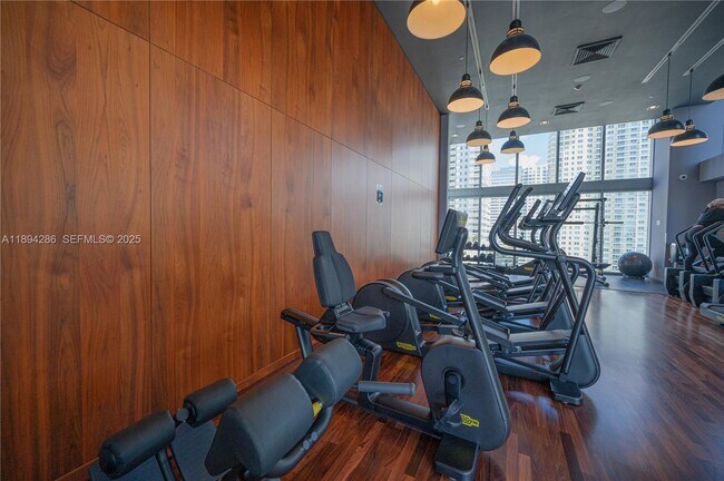 Building Photo - 1300 Brickell Bay Dr