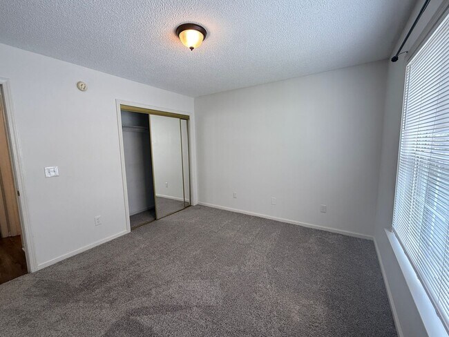 Building Photo - RENT SPECIAL! Updated Holten Place, top fl...