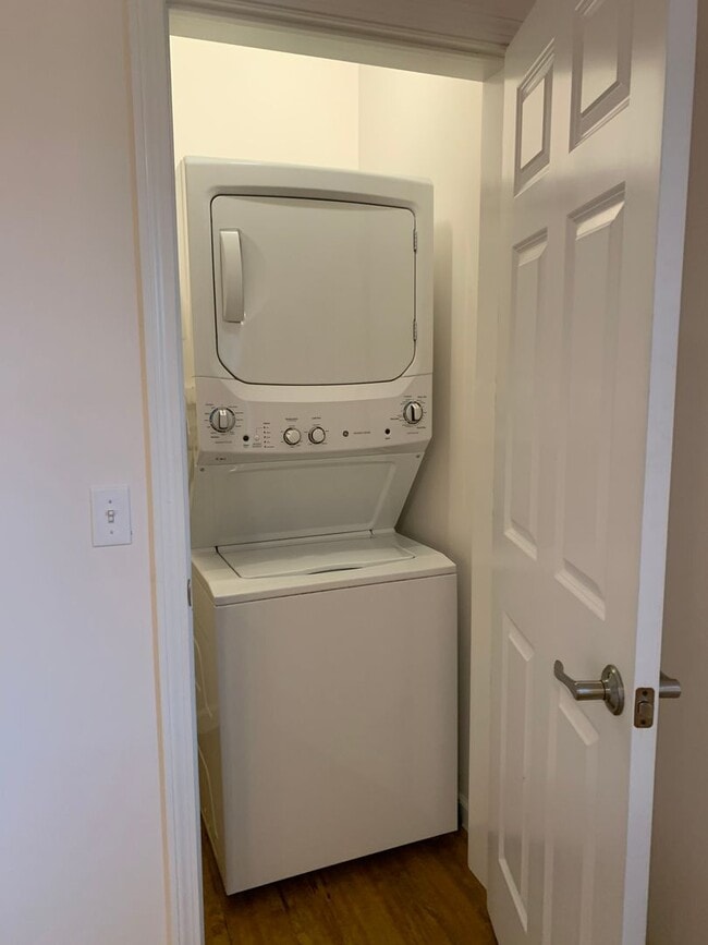 Building Photo - 2 bed, 1 bath apartment with washer and dryer included