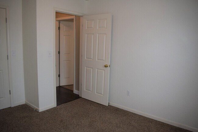 Building Photo - 3 bedroom 2 Bathroom Duplex in Hunters Ridge