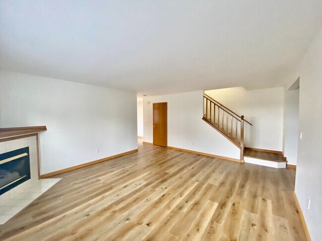 Building Photo - 8th Pl W (21503)