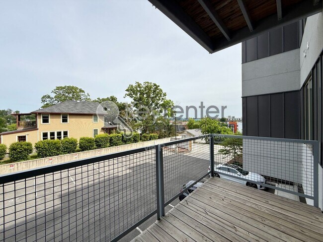 Building Photo - 411 Fairpoint St