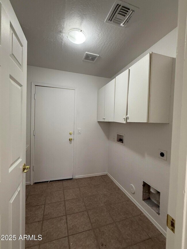 Building Photo - 6813 S 55th Ln