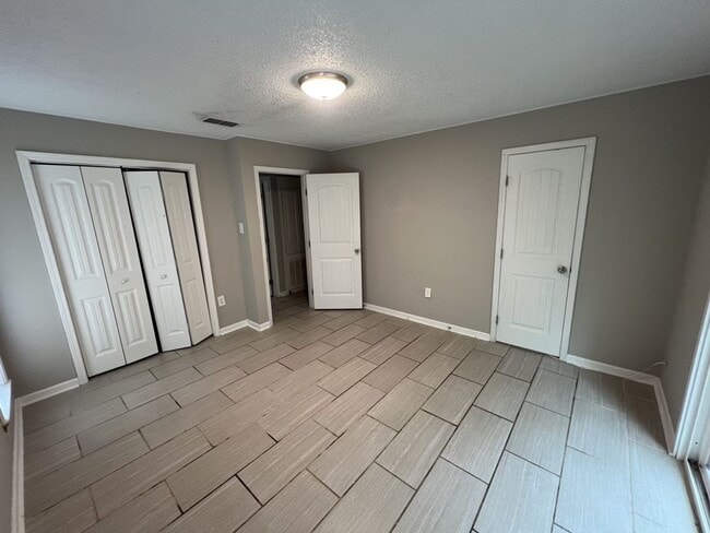 Building Photo - Charming 3-Bedroom Home on Quiet Dead-End ...