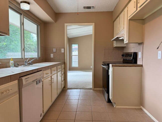 Building Photo - 102 Dalewood Dr